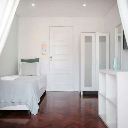 4u & Vii Airport * Lizbona